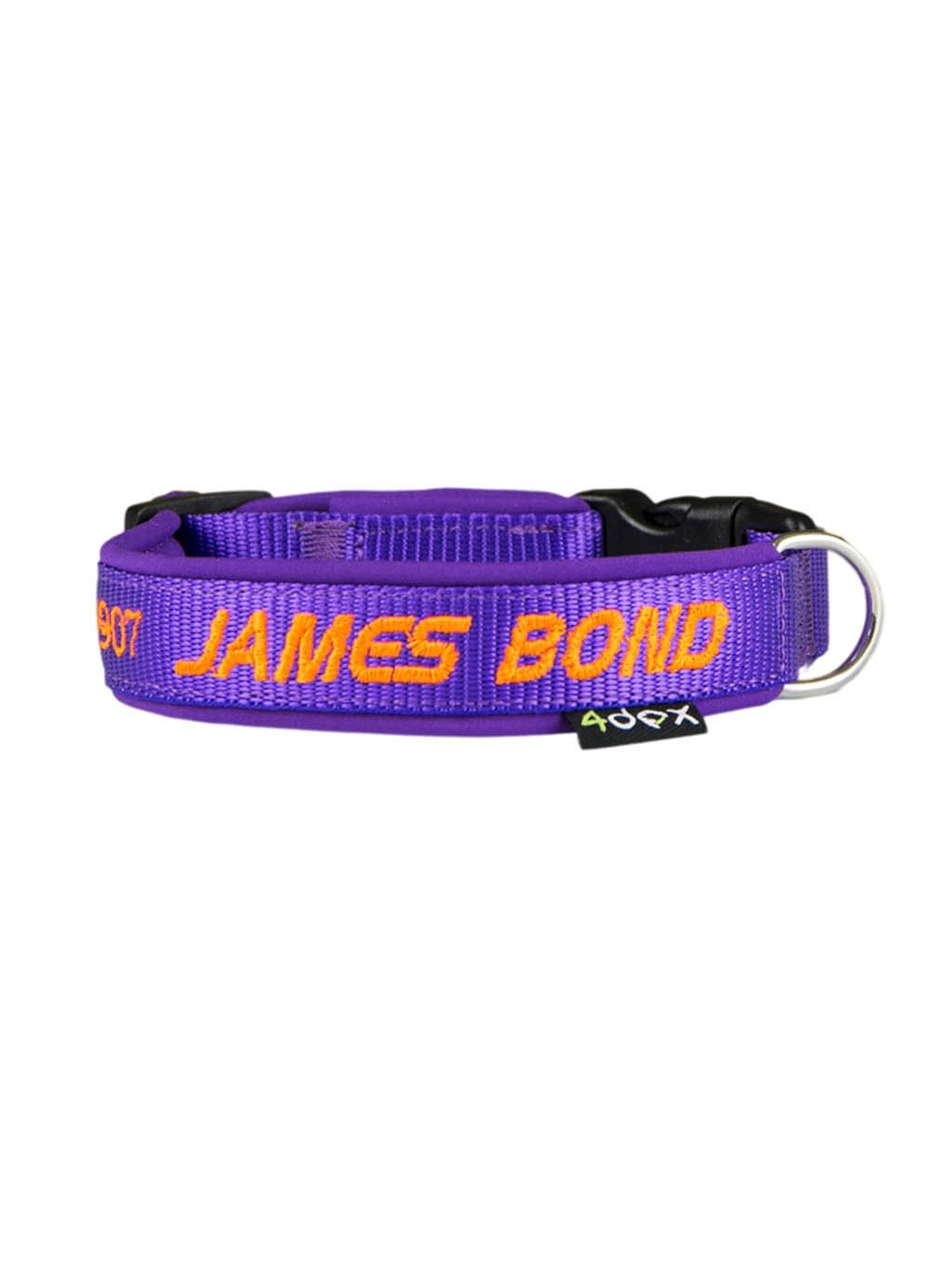 Pohled zepředu na fialový obojek se jménem na zakázku JAMES BOND pro psa