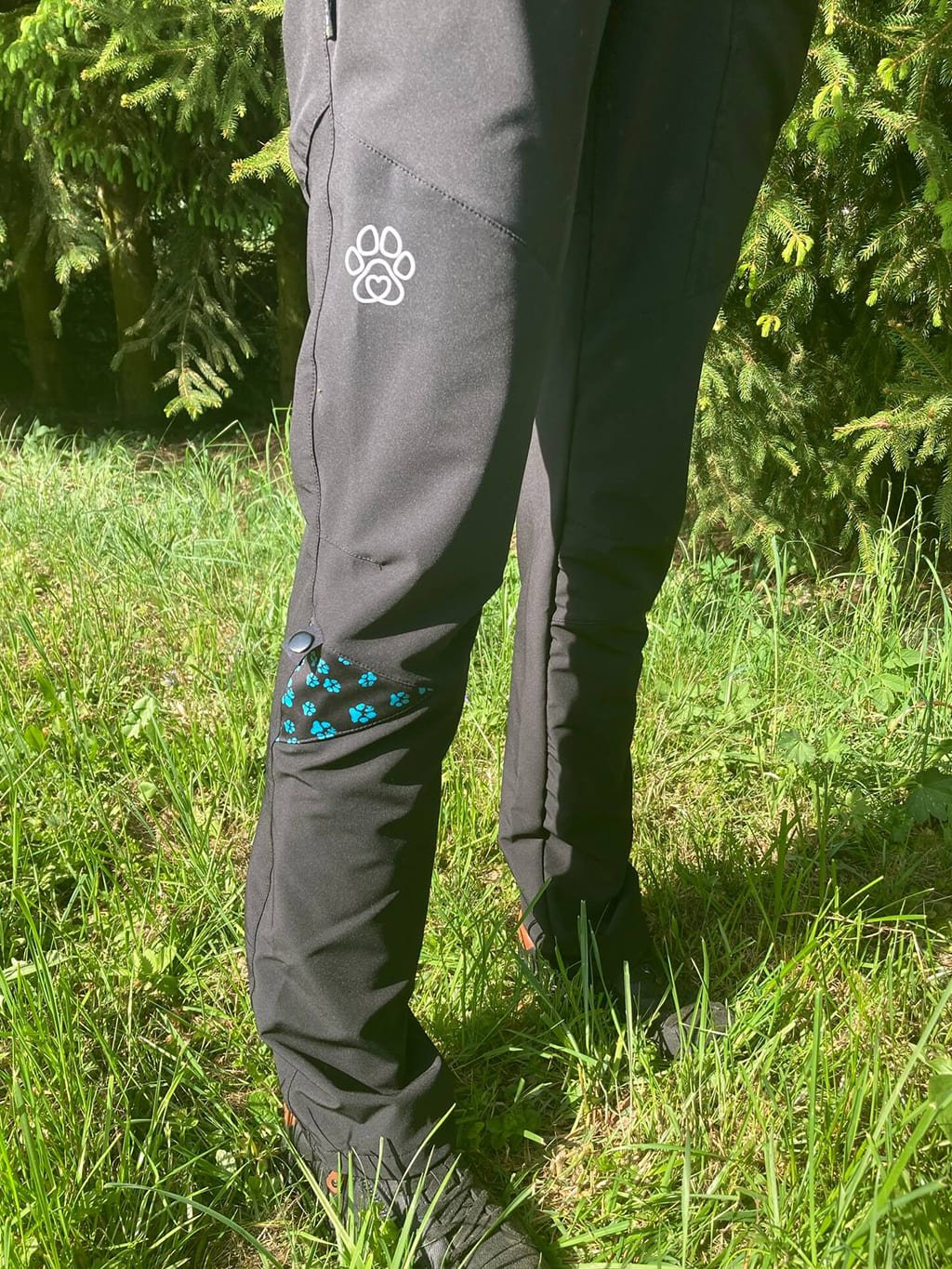 Dames zomer trainingsbroek - zwart met turquoise pootafdrukken