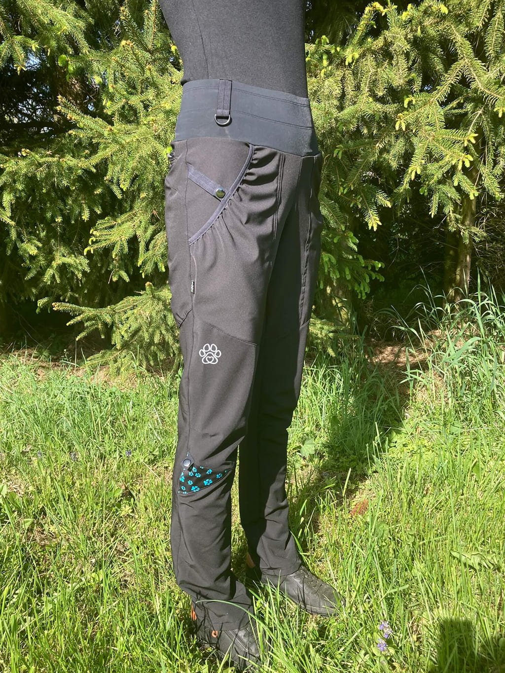 Dames zomer trainingsbroek - zwart met turquoise pootafdrukken