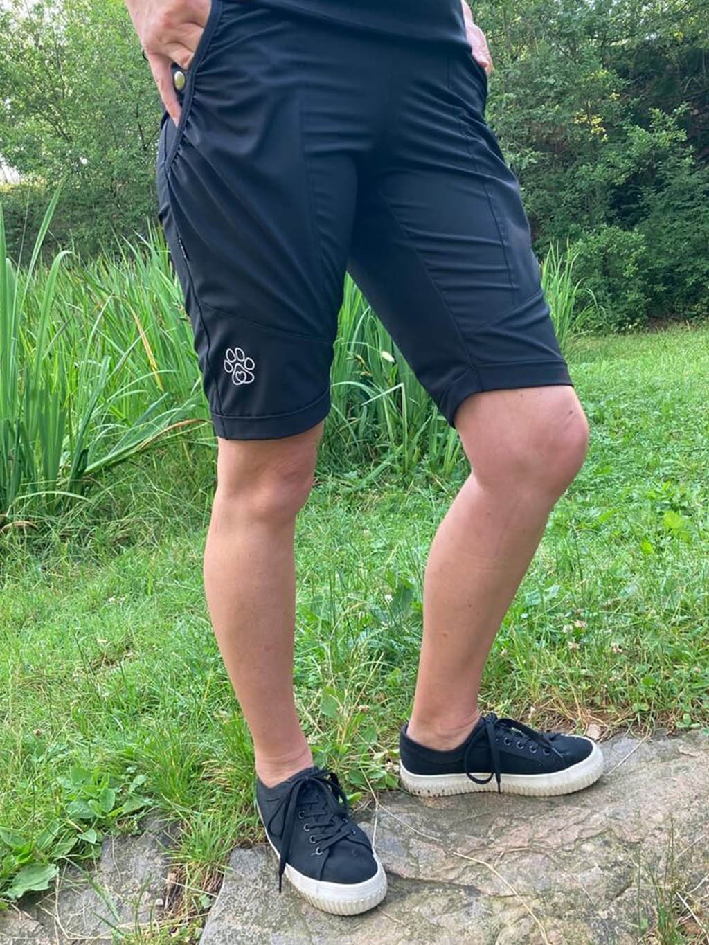 Knee-length shorts - black