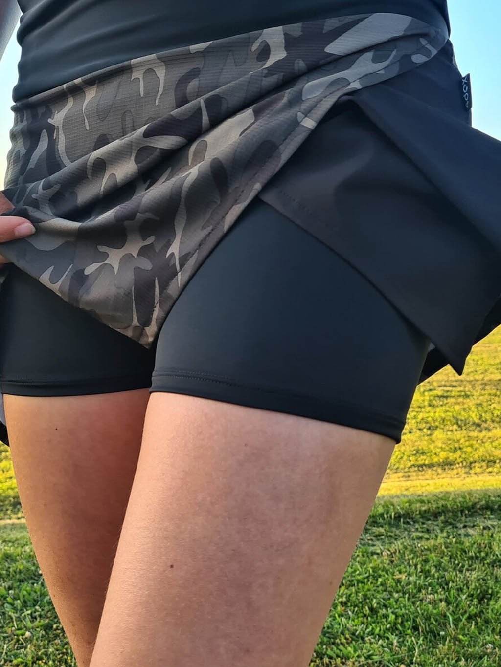 korte zwarte rok-short met reflecterende pootafdrukken van 4dox