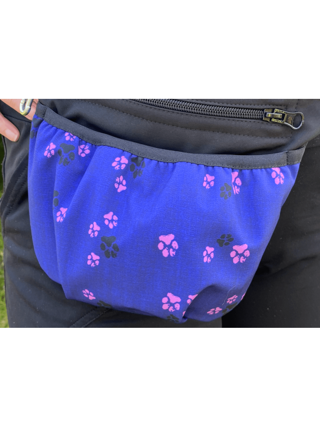 Treat pouch with magnetic closure Plum-lilac with paw prints 4dox