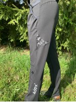 Dames zomer trainingsbroek - zwart met witte pootafdrukken