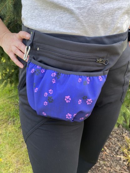 Treat pouch with magnetic closure Plum-lilac with paw prints 4dox