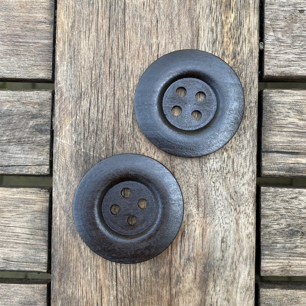 velký knoflík dřevěný 5cm temně hnědý