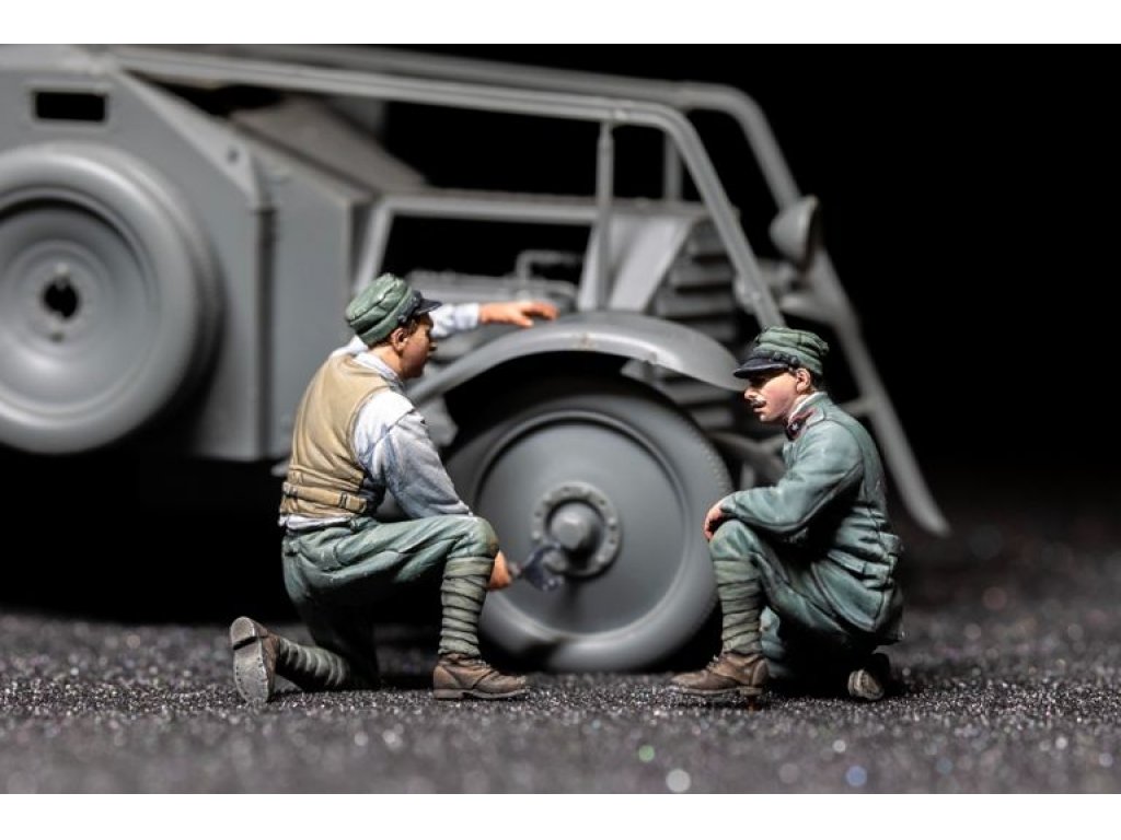 COPPER STATE MODELS 1/35 Italian Armoured Car Crew Changing Tire