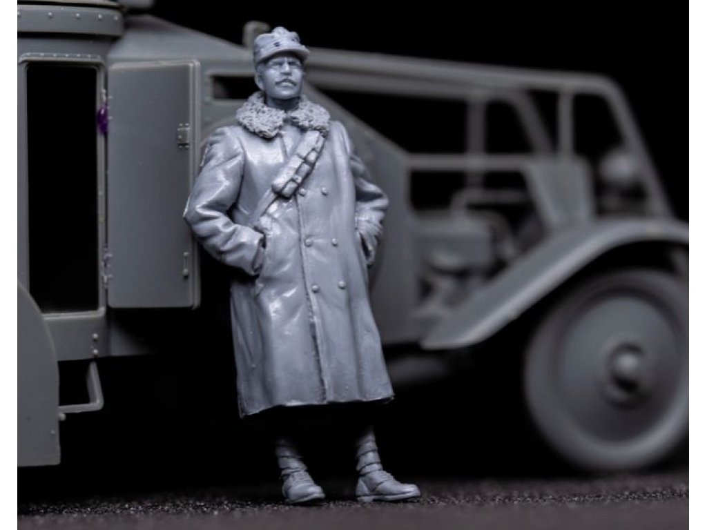 COPPER STATE MODELS 1/35 Italian Armoured Car Officer In Fur Greatcoat