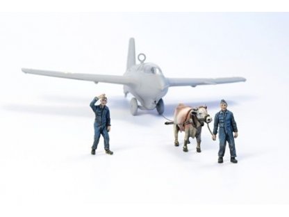 CMK 1/72 Ox towing a Me 163B w/ two Luftw.crew (3 fig)