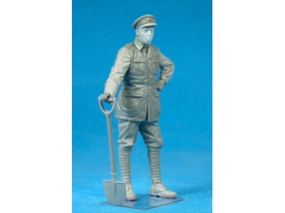 COPPER STATE MODELS 1/35 British Armoured Car Division Serviceman With A Shovel