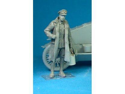 COPPER STATE MODELS 1/35 British RNAS Armoured Car Division Crewman With A Bucket