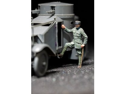 COPPER STATE MODELS 1/35 Italian Armoured Car Officer Getting Inside