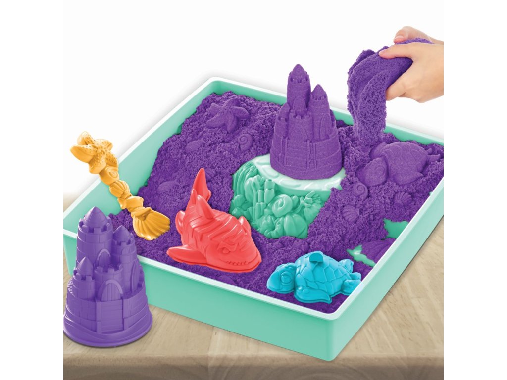 KINETIC SAND KRABICE TEKUTÉHO PÍSKU S PODLOŽKOU FIALOVÁ