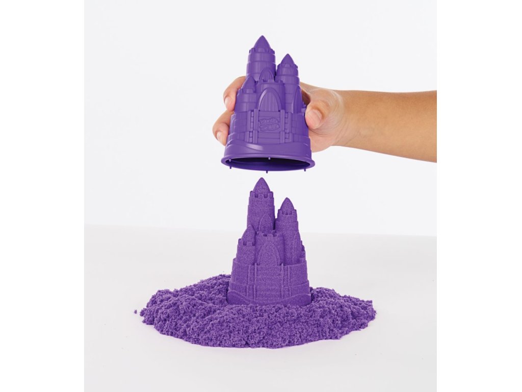 KINETIC SAND KRABICE TEKUTÉHO PÍSKU S PODLOŽKOU FIALOVÁ