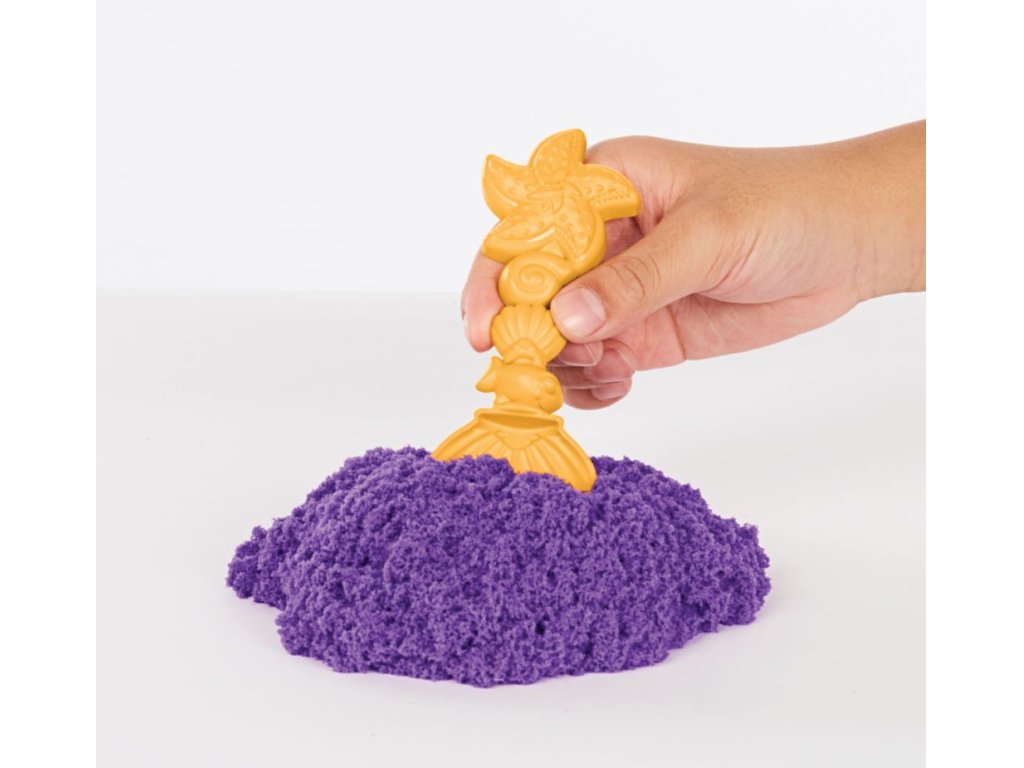 KINETIC SAND KRABICE TEKUTÉHO PÍSKU S PODLOŽKOU FIALOVÁ