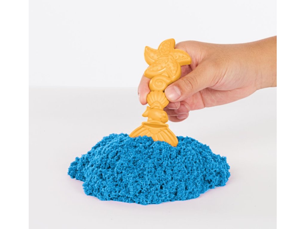 KINETIC SAND KRABICE TEKUTÉHO PÍSKU S PODLOŽKOU MODRÁ