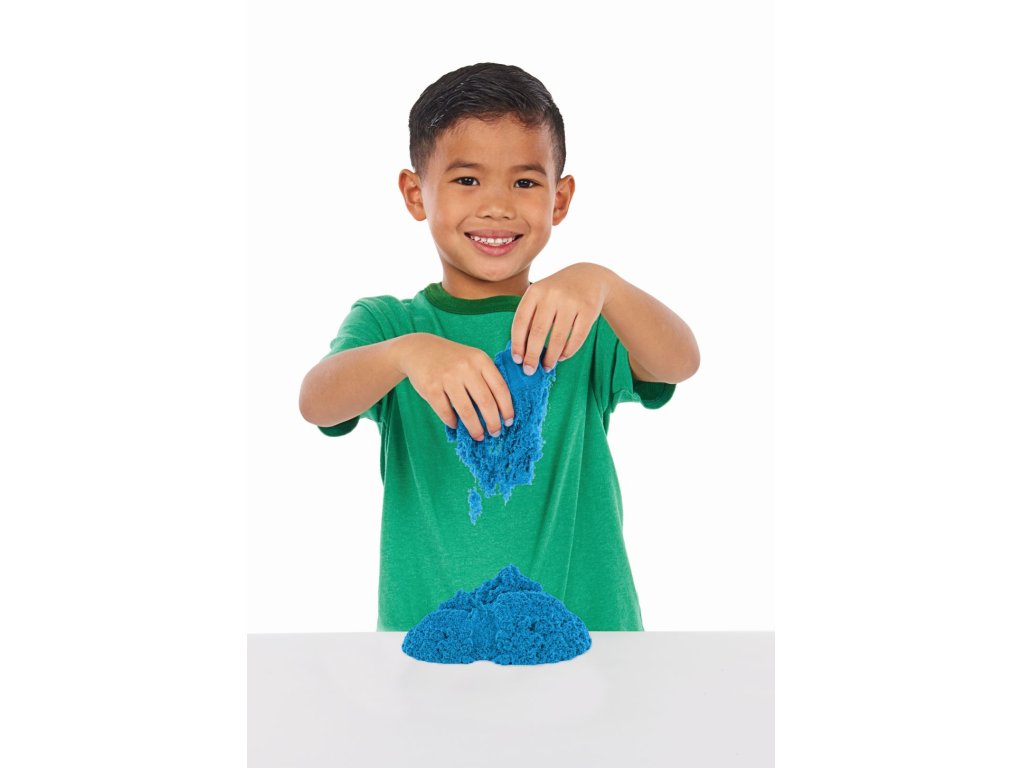 KINETIC SAND KRABICE TEKUTÉHO PÍSKU S PODLOŽKOU MODRÁ