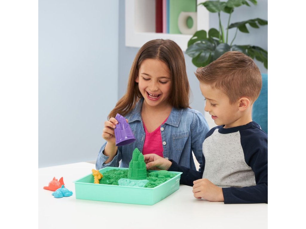 KINETIC SAND KRABICE TEKUTÉHO PÍSKU S PODLOŽKOU ZELENÁ