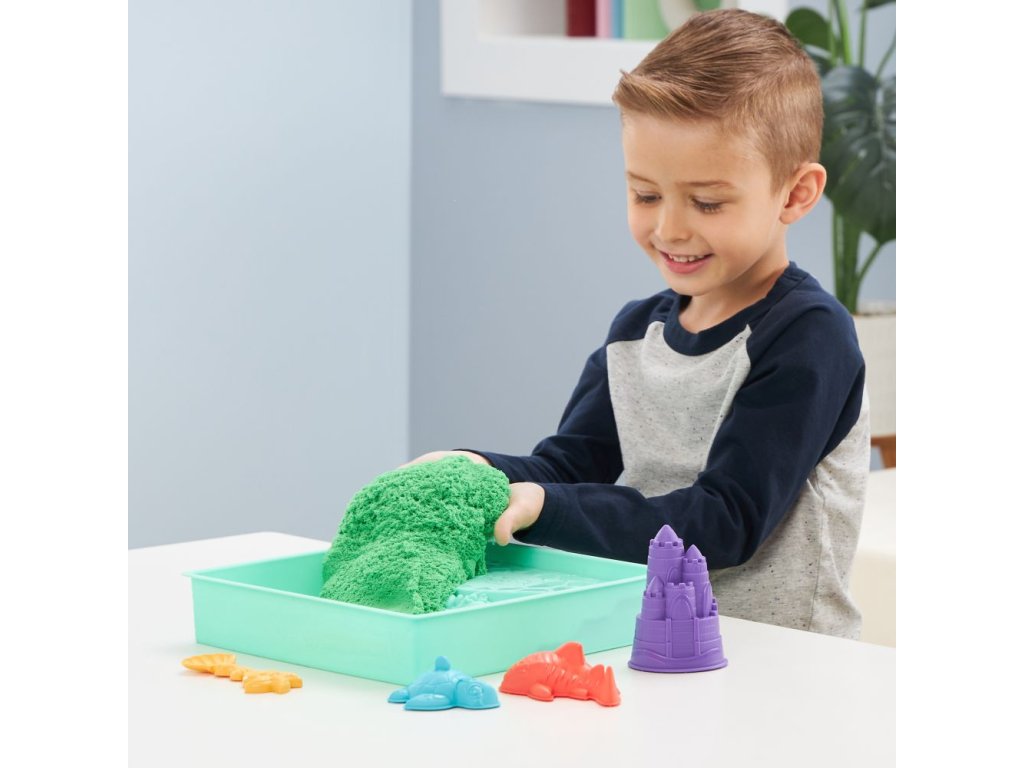 KINETIC SAND KRABICE TEKUTÉHO PÍSKU S PODLOŽKOU ZELENÁ