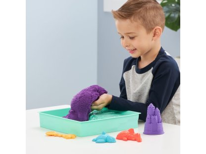 KINETIC SAND KRABICE TEKUTÉHO PÍSKU S PODLOŽKOU FIALOVÁ