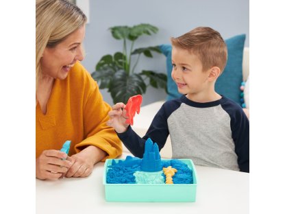 KINETIC SAND KRABICE TEKUTÉHO PÍSKU S PODLOŽKOU MODRÁ