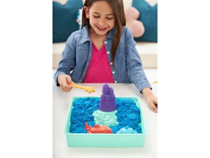 KINETIC SAND KRABICE TEKUTÉHO PÍSKU S PODLOŽKOU MODRÁ