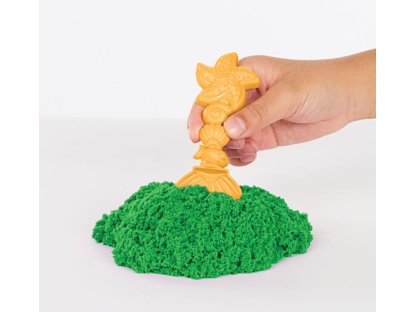 KINETIC SAND KRABICE TEKUTÉHO PÍSKU S PODLOŽKOU ZELENÁ