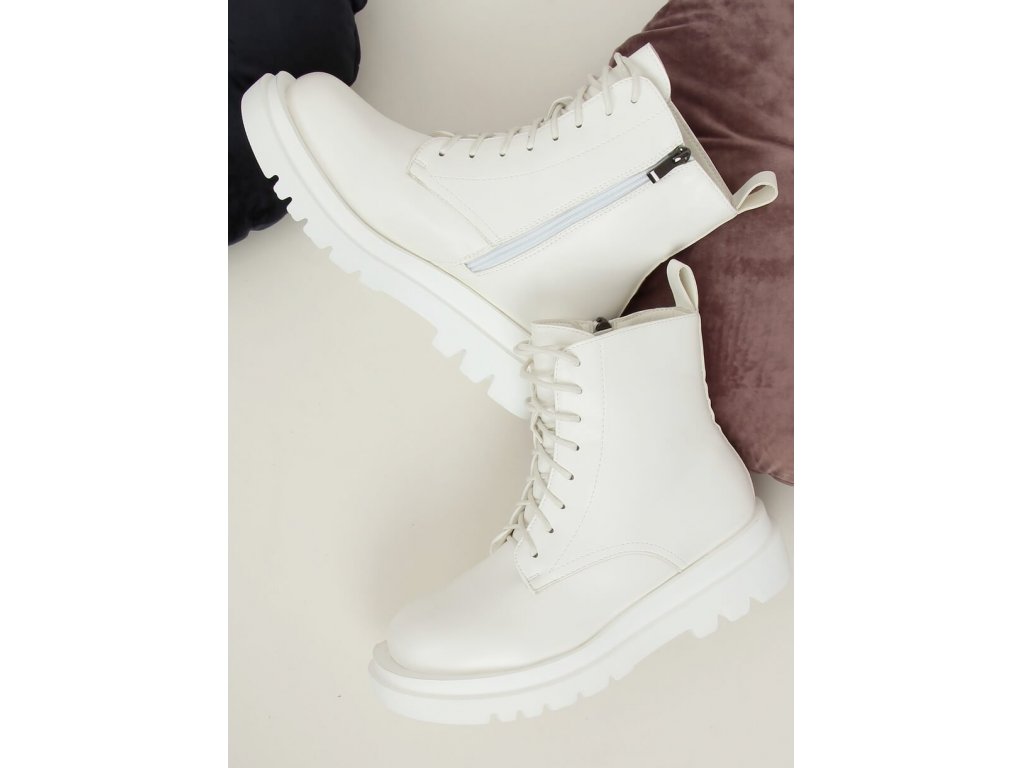 Kotníkové zateplené boty na vysoké podrážce Gwenda bílé