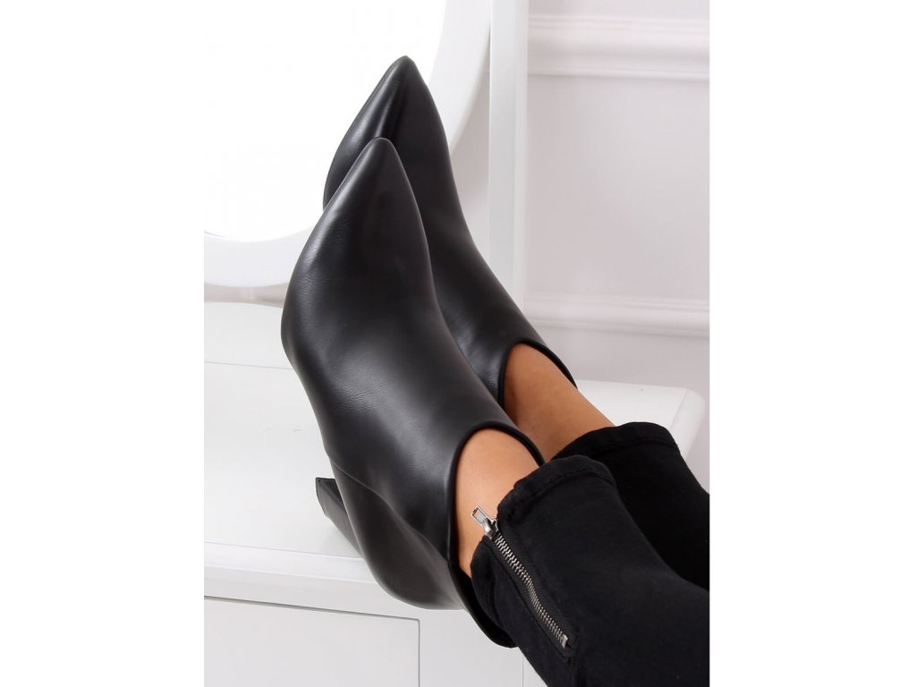 Kožené boty na podpatku Dorothea černé