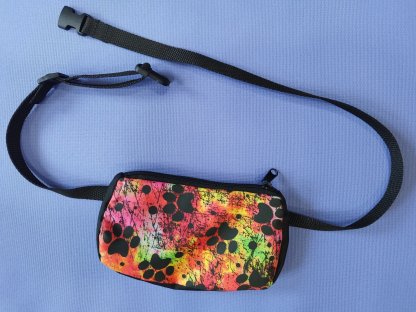 Bracco One Pocket, Hundeleckerlitasche - verschiedene Varianten und Größen, Rot/Pfoten 2