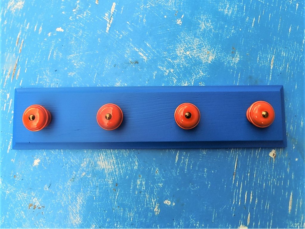 Dřevěný věšák s keramickými úchyty - modrý s oranžovými úchyty