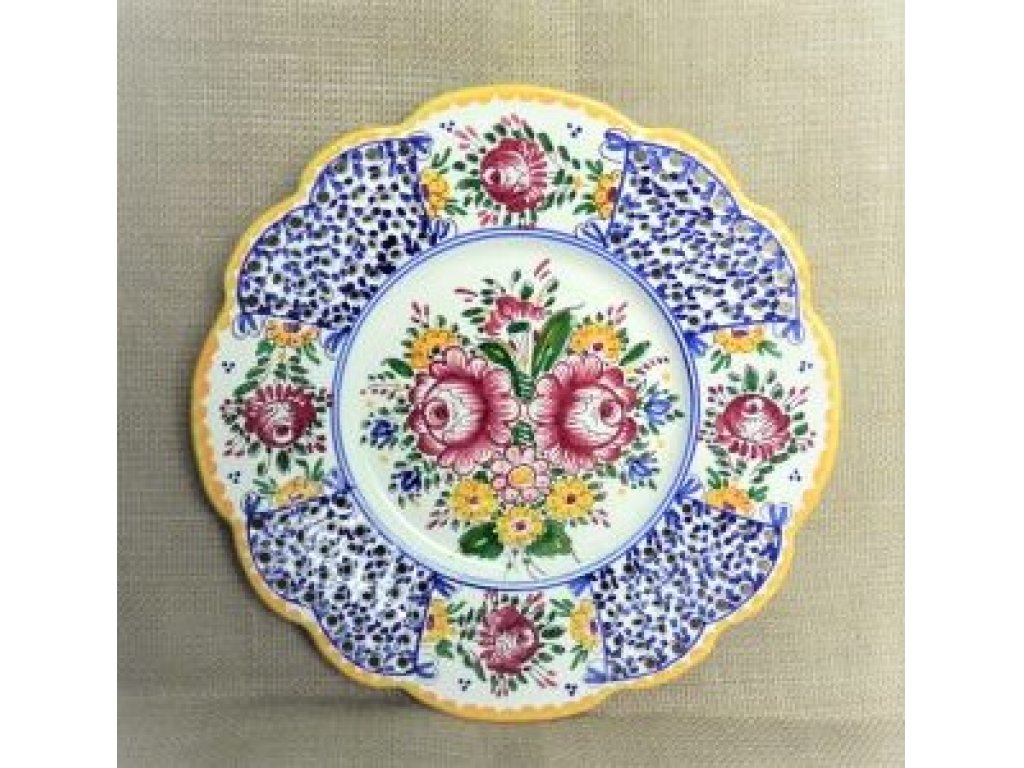 Keramický talíř s tvarovaným okrajem, slovácký