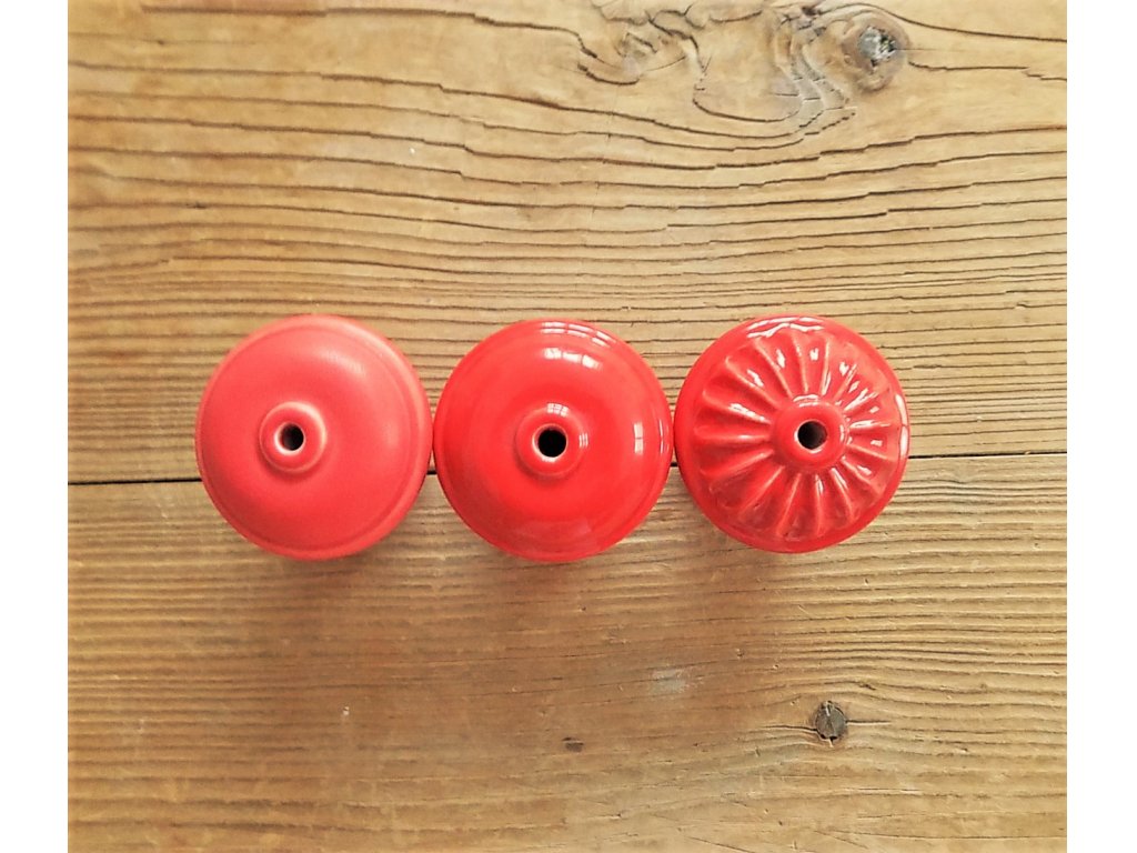Porcelánový úchyt - červená sedmikráska