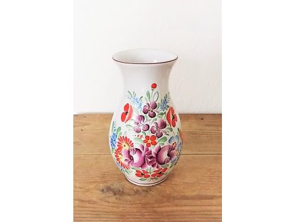 Chodská keramická váza, barevné květy
