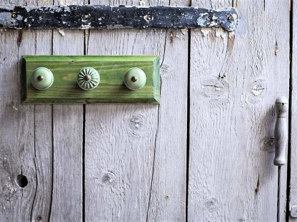 Dřevěný věšák s keramickými úchyty - malý - zelená lazura