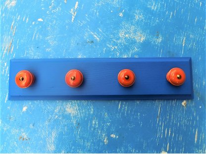 Dřevěný věšák s keramickými úchyty - modrý s oranžovými úchyty