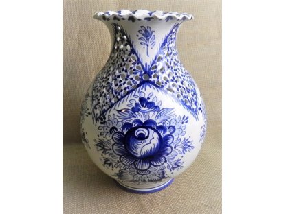 Keramická řezaná váza s vlnkou - modrobílá