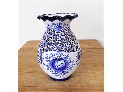 Keramická váza s vlnkou, modrobílá - jemná řezba I.