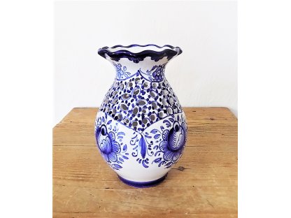Keramická váza s vlnkou, modrobílá - jemná řezba I.
