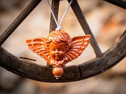 Keramický anjel na zavesenie - koral - oranžový