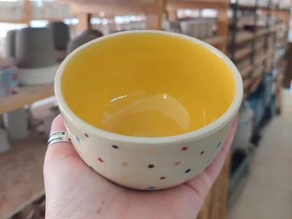 Keramický hrnček na kávu, capuccino žltý - bodky