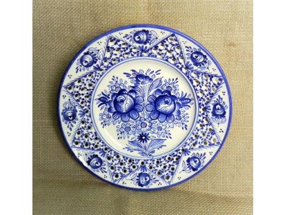 Keramický tanier s otvormi - modrý a biely