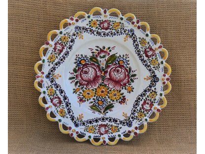 Keramický talíř s dírkami - dvě růže - slovácký s krajkou