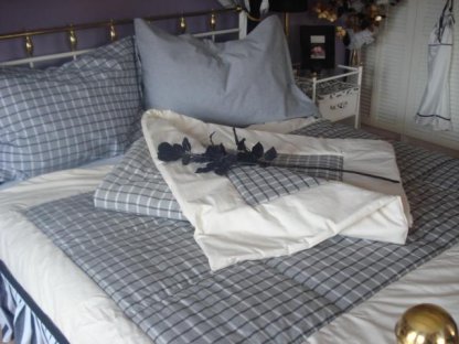 Přehoz na postel Šimon mřížka+bílý okraj, 140x200 cm, bavlna. kanafas