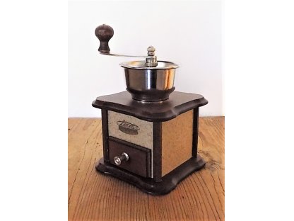 Ruční mlýnek na kávu dřevěný, 1933, tmavě rámovaný
