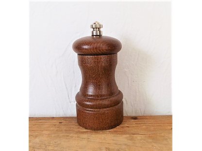 Štandardný ručný mlynček na korenie, tmavé drevo, 10,5x5 cm