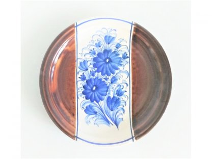 Plytký tanier s modrými kvetmi s hnedou farbou