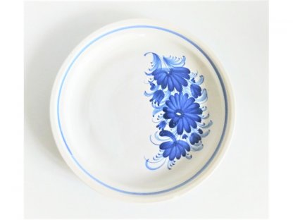 Modré kvety na tanieri plytké