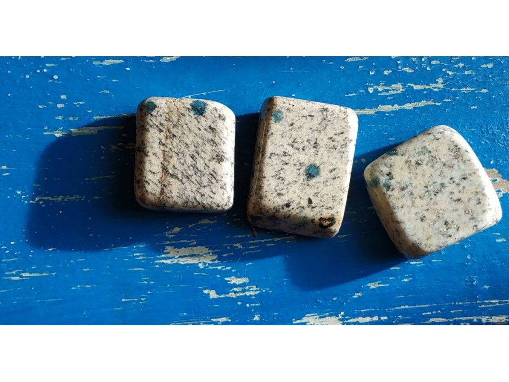 K2 tromlovany Kamen /Tumble stone Azurite s Granit/ 3-4cm