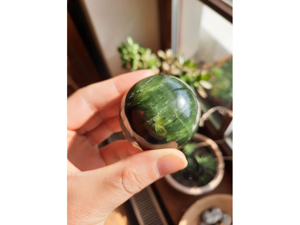 Sphere Nephrite 18-20cm