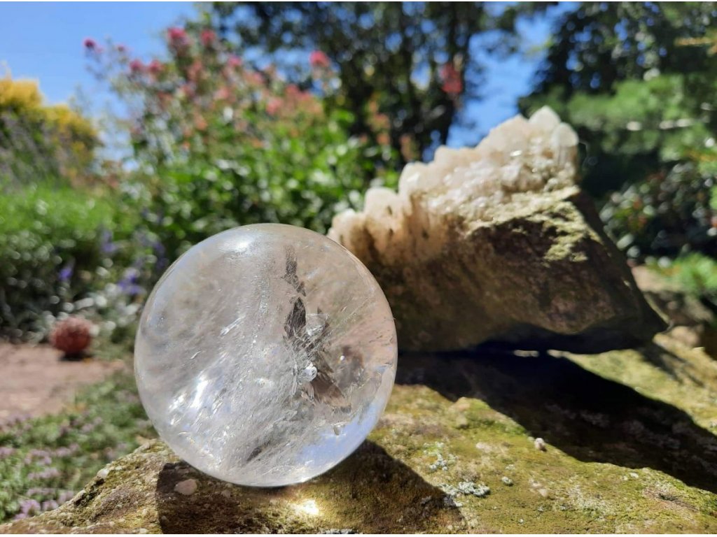 Kugel Bergkristall klares  mit Regebogen 6,5cm